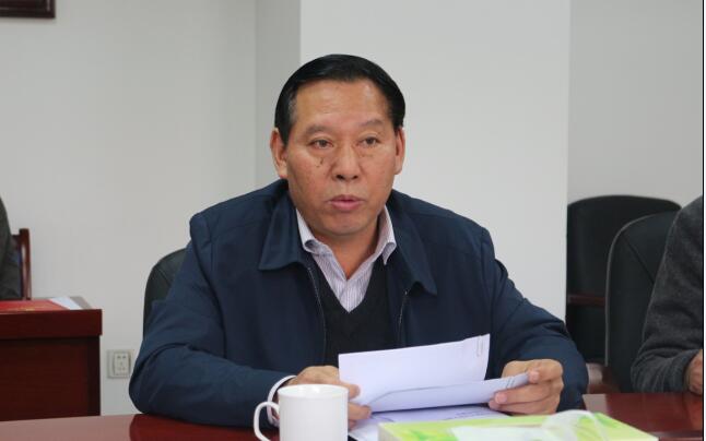 1月11日,西双版纳州委政法委常务副书记阿吴主持召开委机关干部