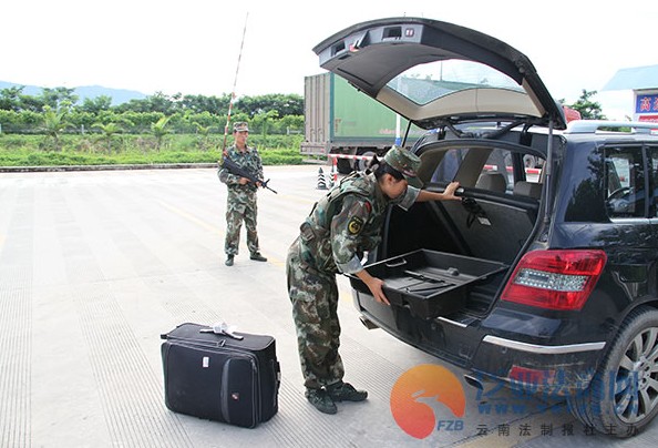 边防官兵对过往车辆进行公开查缉